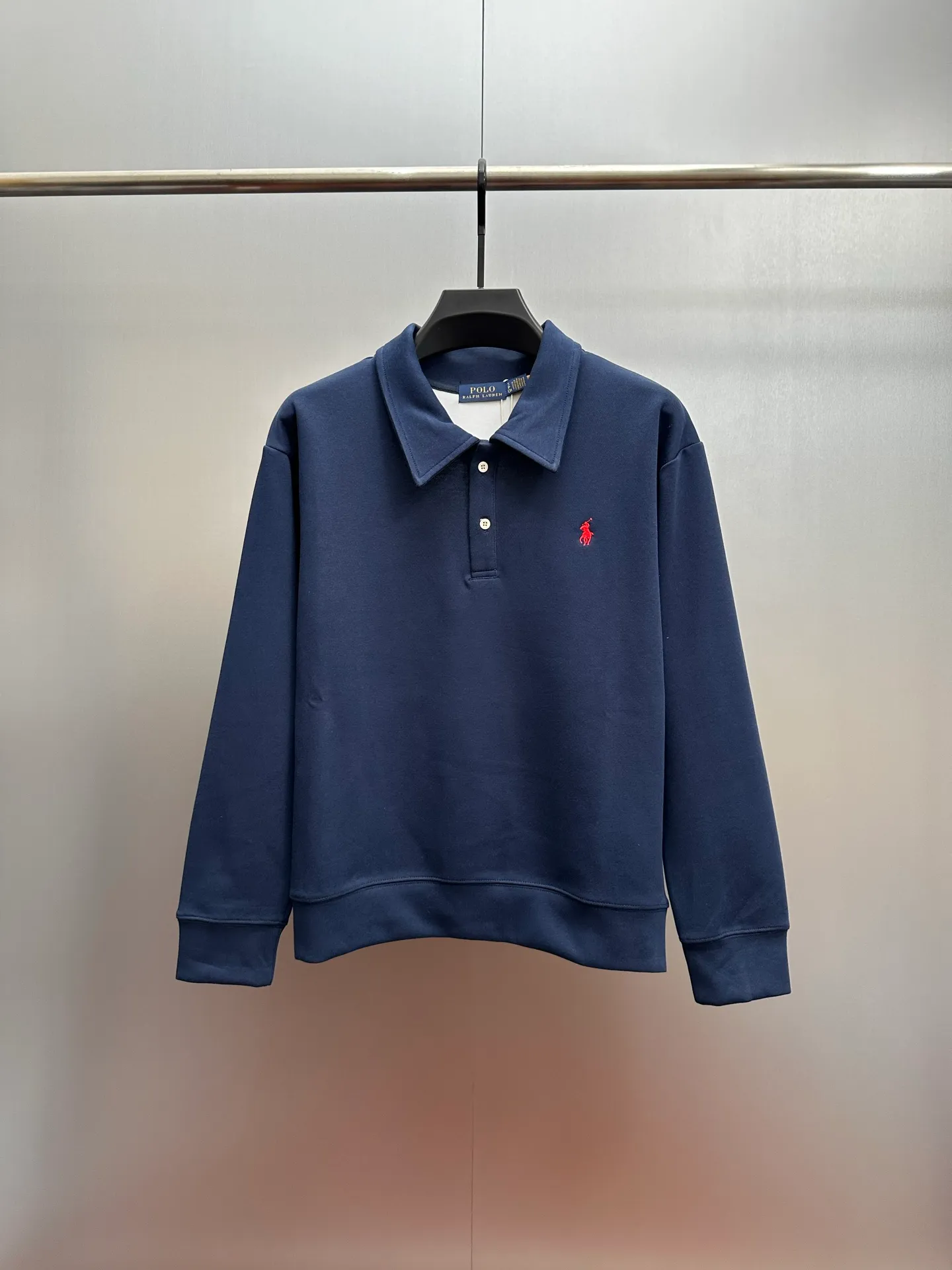 P260 Ralph Lauren/Ralph Lauren 2025 new lapel sweatshirt, classic pony logo embroidered Polo shirt, simple and versatile ~ super delicate and soft, close to the body without being tied. Perfectly reflects the brand's sense of superiority. The fabric is full of three-dimensionality, the loose fit is standard, comfortable to stretch, unrestricted in movement, and highly practical to wear. Classic and simple style, with pony embroidery pattern on the chest, imported machines, three-dimensional and full. Original Polo milk white buttons, taking into account warmth and cool lines. Whether worn alone or layered, you can create different styles of fashion with just one piece. The workmanship is exquisite and shipped from a major foreign trade factory. It is all done by master craftsmen with many years of experience. Everything is of high standards and requirements. All fabrics and accessories are original custom-made and of high quality. It perfectly embodies the brand's sense of superiority, is highly wearable, and is high-end and classy. Versatile and versatile!  Color: black, white, gray, brown, navy size: S M L XL